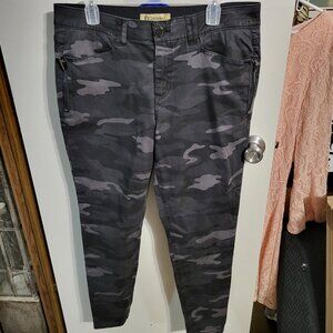 WOMANS DEMOCRACY HIGH RISE CAMO SKINNY JEANS SZ 14